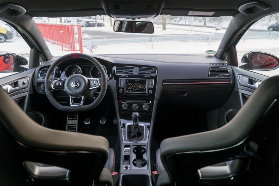 Торпедо Volkswagen Golf GTI Clubsport S by ABT 2017 года  (фото 2 из 6)